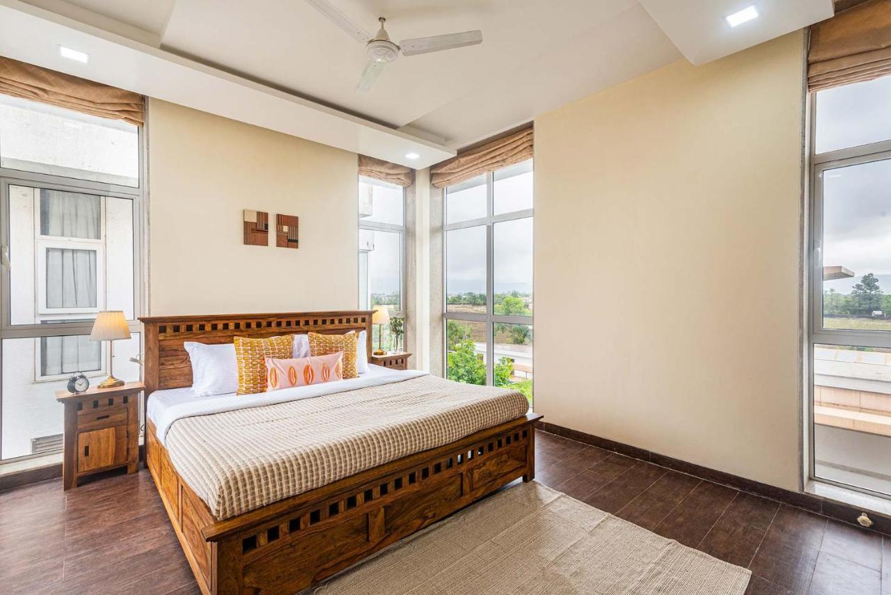 Sierra Skies By Stayvista - A Mountain-View Villa Featuring A Rooftop Swimming Pool, Jacuzzi, Turf, And A Gym For An Elevated Stay Lonavala Εξωτερικό φωτογραφία